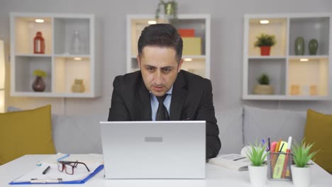 Hombre-Trabajador-De-Oficina-En-Casa-Trabajando-En-Una-Computadora-Portátil-Estresado.